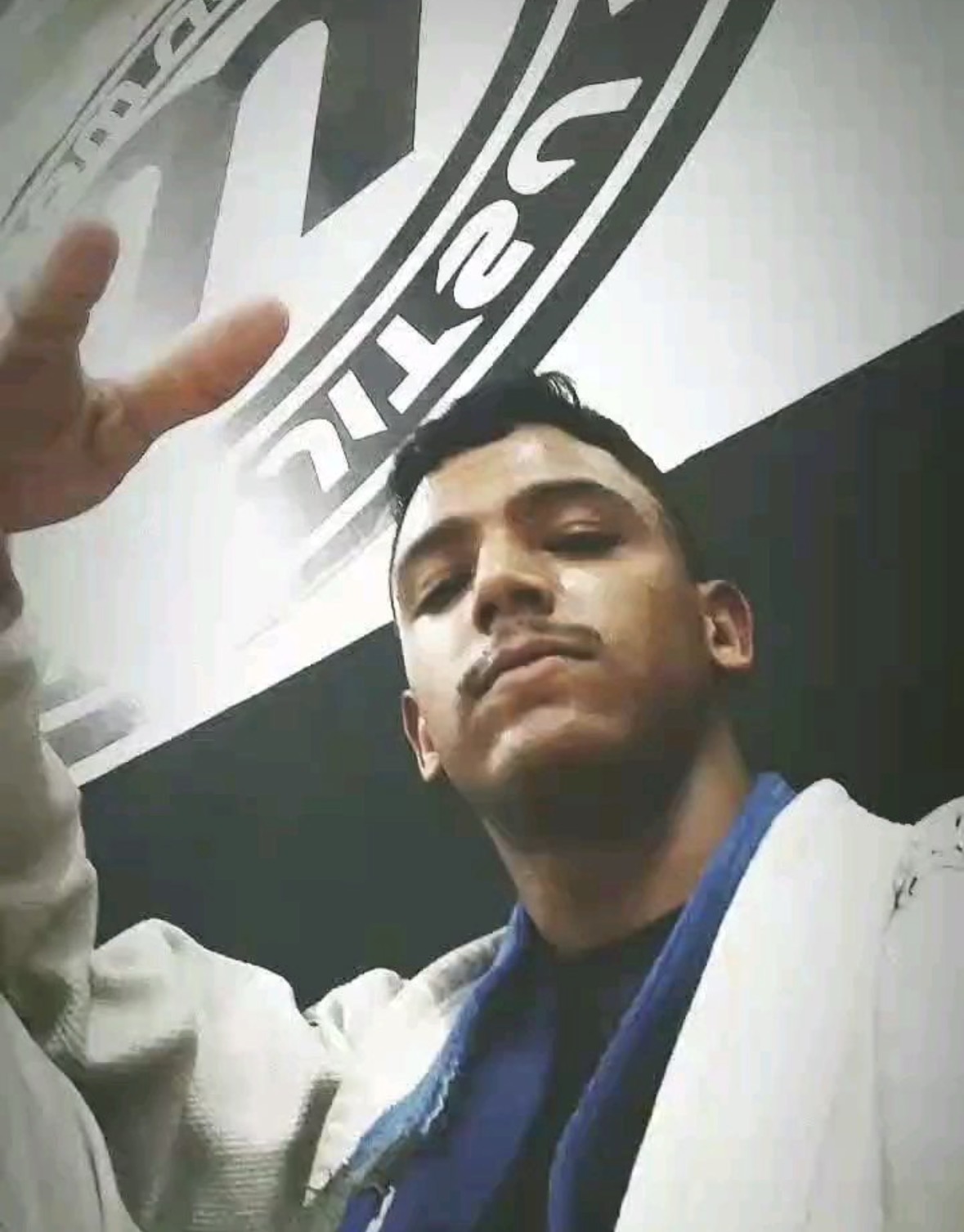 Retrato do Professor Weverson de kimono e faixa azul na academia