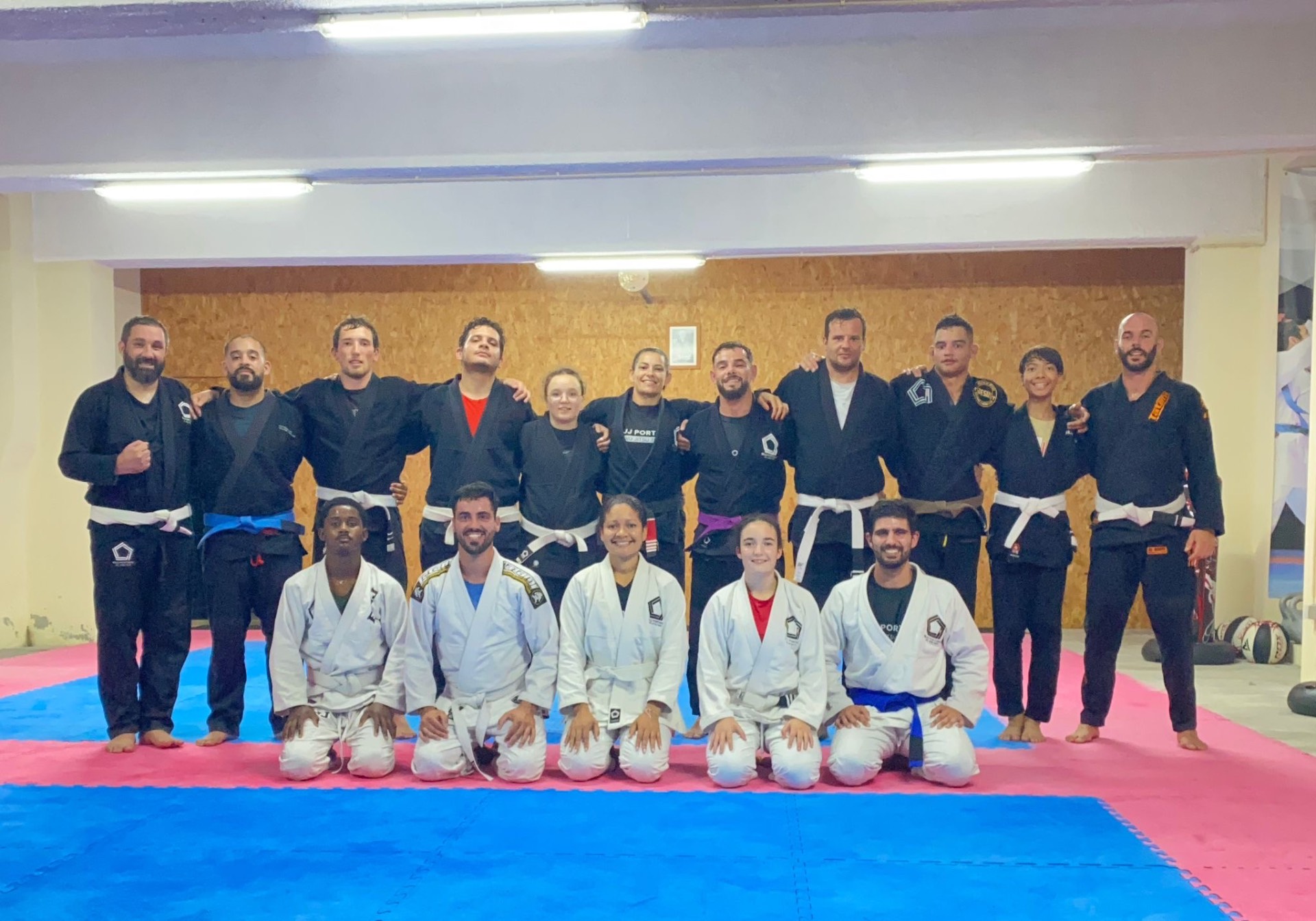 Equipa da EBJJ Portugal reunida no tatami