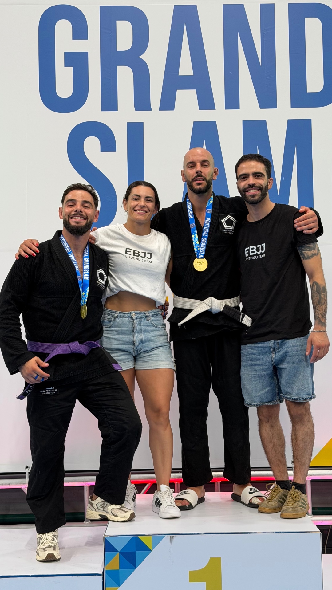 Equipa EBJJ Portugal celebra no pódio do Portugal Grand Slam FPJJB/IBJJF 2026 em Matosinhos