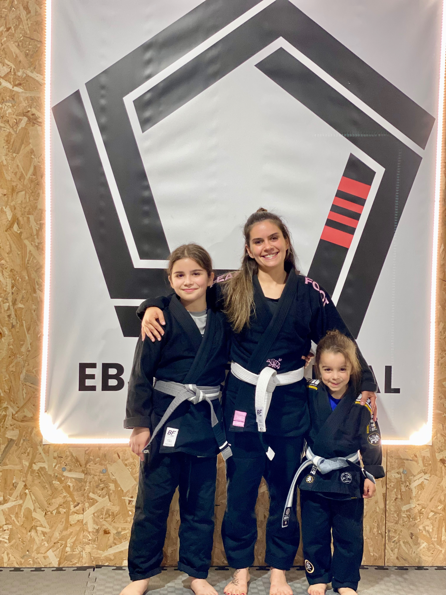 Joana Martins com as filhas Francisca e Camila no tatami da EBJJ Portugal